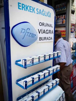 Türkei. Istanbul. Fatih. Viagra Stand