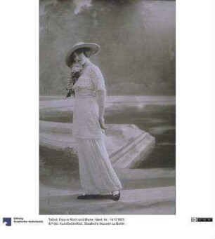Frau in Rock und Bluse