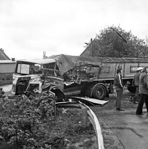 Verkehrsunfall: Dorfring: Landesstraße Richtung Stapelfeld: zwei Lkws: Lkw mit zertrümmertem Fahrerhaus in Leitplanke quer über Straße: rechts Feuerwehrmann und zwei Männer: hinten Häuser