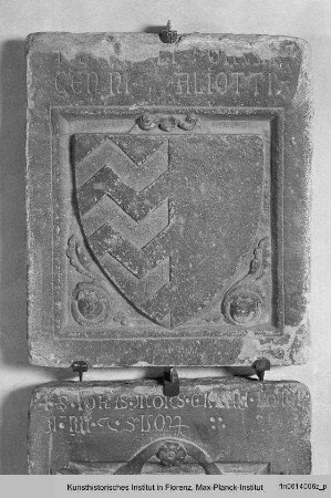 Grabstein der Familie Cenni di Aliotto mit Wappen