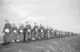 Zweiter Weltkrieg. Holland. Marschformation der deutschen Wehrmacht auf einem Deich (vermutlich Abmarsch zur Verlegung an die Ostfront)