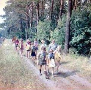 "Junge Naturschutzhelfer" im Ferienlager am Feisnecksee mit Markierungsschildern