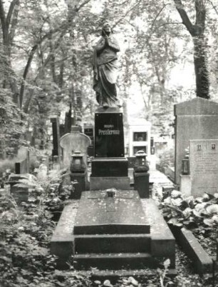 Grabmal der Familie Preisler : Myslbek, Josef Václav: Grabmal der Familie Preisler. Sandstein. Prag-Královské Vinohrady, Olšaner Friedhof