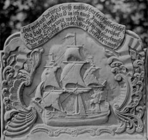 Grabstele für Martin Cornelius Friedrichsen (1819-1899) — Oberer Abschluß: Relief mit Segelschiff