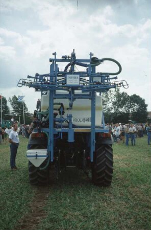 Fotografie: Systemtraktor, Feldspritze angebaut