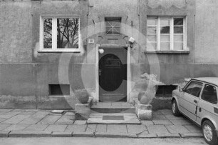 Eingang zu einem Mietshaus einer Wohnsiedlung in Oppeln