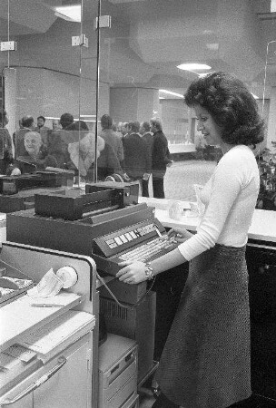 Eröffnung der modernisierten Zentrale der Stadtsparkasse Karlsruhe in der Kaiserstraße 223 beim Europaplatz