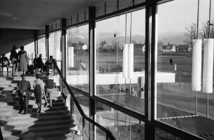 Bad Krozingen: Kurhaus; Treppe innen; mit verschneiten Schwarzwaldbergen