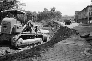 Beginn der Bauarbeiten zur Tieferlegung der Straße am Schloßplatz.