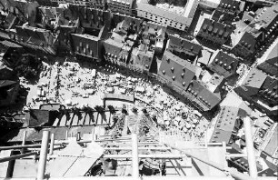 Freiburg: Blick von der Kreuzblume, senkrecht herunter auf südlichen Münsterplatz
