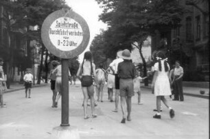 Berlin. Kindergruppe am Hinweisschild einer Spielstraße