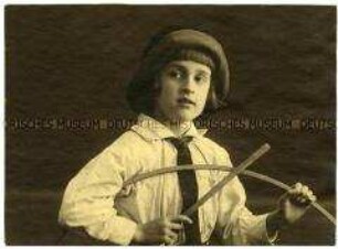 Alexander Fleischhut mit Holzreifen und Stock