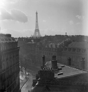 Blick vom Hotelfenster der Fotografen über die Pariser Dächer auf den Eiffelturm (Aufnahme im Rahmen der Fotokampagne im besetzten Frankreich)