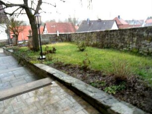 Evangelische Pfarrkirche-Kirchhof im Südwesten mit Kirchhofmauer (Wehrgang mit Steinbrüstung im 19 Jh abgetragen) in übersichtlichem Verlauf