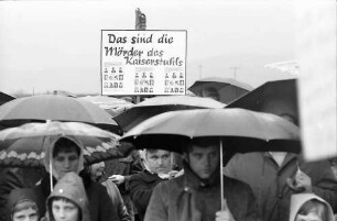 Sasbach: Kundgebung gegen Bleiwerk Marckolsheim und Atomkraftwerk Wyhl; Protestwehrversammlung im Regen mit Plakaten