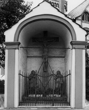 Kapelle und Kreuzigungsgruppe; Hochheim am Main, Flörsheimer Straße