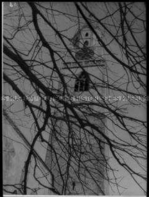 Baum vor Kirchturm