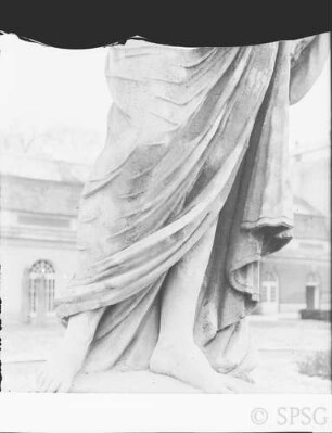 Berlin, Schloss Charlottenburg, Statue vor der Orangerie. Flora. Ausschnitt.