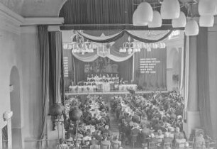 Bundeskongreß der Domowina 1952 in Bautzen : Bautzen. Haus der Sorben. Saal mit Teilnehmern des Bundeskongreßes der Domowina