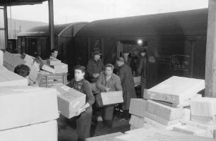 Freiburg: Postbahnhof; Paketverladung aus dem Waggon