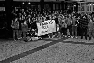 Schulzentrum Am Heimgarten: Schüler demonstrieren dagegen, dass ihre Lehrerin Karin Pahnke versetzt wird