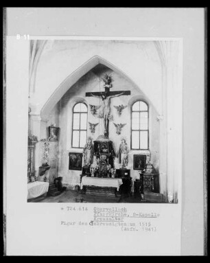Der gekreuzigte Christus mit Maria und Johannes zu beiden Seiten des Kreuzes