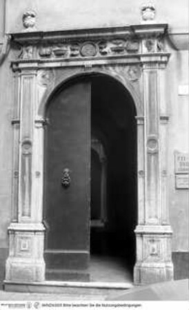 Portal mit Christusmonogramm und Kaiserbüsten
