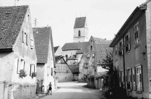 Pfaffenweiler: Straße und Kirche