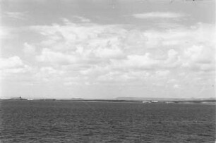 Panorama : Küstenlinie von Assab, Hafen mit Fabrikgebäuden