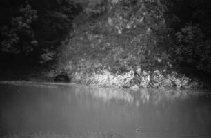Karsthöhle : Eine Karsthöhle am linken Donauufer zwischen Beuron und Fridingen an der Donau