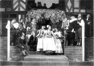 Die lustigen Weiber von Windsor. Schauspiel von William Shakespeare nach der Übersetzung von Baudissin. Staatsschauspiel Dresden, Dresdner Erstaufführung 03.10.1929 mit Musik von Arthur Chitz : Walther Kottenkamp als Falstaff, Jenny Schaffer als Frau Fluth, Alice Verden als Frau Page, Irmgard Willers als Anne Page, Paul Hoffmann als Schmächtig, Rudolf Schröder als Schaal und Alexis Posse als Herr Page