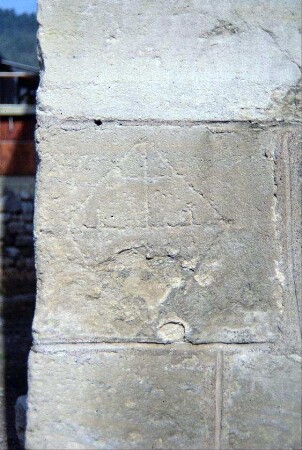 Einritzung in der Kirchenmauer