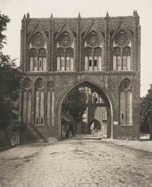 Neubrandenburg. Mecklenburg. Ansicht des im 14. Jh. in norddeutscher Backsteingotik errichteten Stargarder Tores. Hier die Feldseite des Vortores