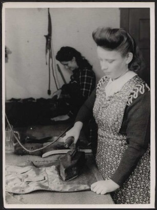 Frauen beim Bügeln von Textilien
