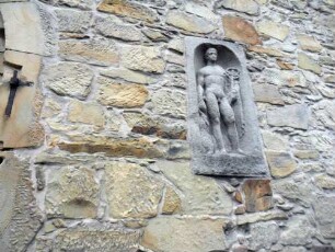 Stadtbild-Kelter (1572) - Umfassungsmauer am großen Tor mit Werksteinen sowie Römischer Statue (Imitat) im Detail (beim Bau Spolien Römischer Baureste verwendet)