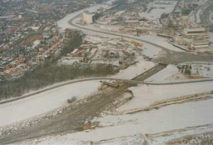 Seeschleuse Leer im Eis