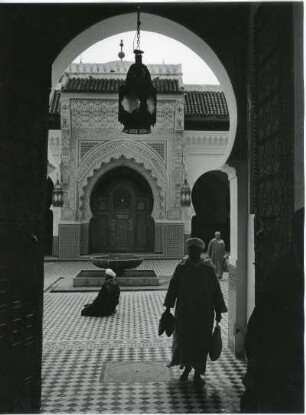 Universität al-Qaraw?y?n in Fès : Portal im Innenhof der Universität al-Qaraw?y?n in der marokkanischen Stadt Fès.