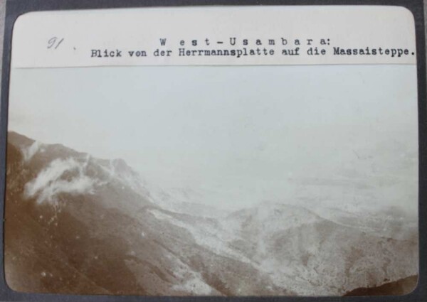 Usambara de l'ouest : vue de la plaque Herrmann sur les steppes de Massaïs