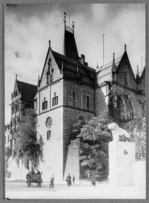 An der Universität in Marburg mit dem Jubiläumsheldendenkmal