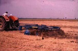 Fotografie: Stoppelbearbeitung, Scheibenegge, Bodenbearbeitungsgerät