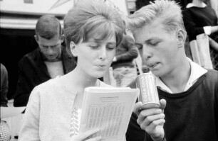 Schauinslandrennen: Dieter und Ursula mit Coca-Cola Dose