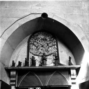 Quedlinburg. Marktkirche Sankt Benedikti. Zugang zur Kalandskapelle. Relief mit Stifterfiguren