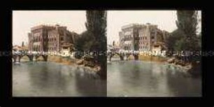 Blick über Fluss Miljacka und Brücke zum alten Rathaus, Vijecnica, Sarajevo