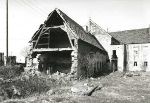 Moritzburg-Steinbach, Dorfstraße 1. Ehemaliger Gasthof mit Saalanbau (1851/1900). Ruinöses Nebengebäude