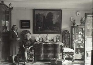 Loschwitzer Porträts. Zwei Damen im Wohnzimmer einer Villa