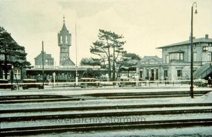 Bahnhof, dahinter Wasserturm