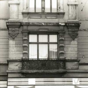 Cottbus, Karl-Liebknecht-Straße 10. Wohn-und Geschäftshaus (E. 19. Jh.). Risalit (1. OG)