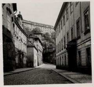 Das hunderttürmige Prag, Blick zur Prager Burg vom Fünfkirchenplatz gesehen