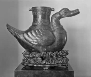 Bronzegefäß in Form einer Ente