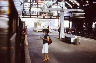 Berlin-Friedrichshain. Ostbahnhof. Zug und Reisende am Gleis 2